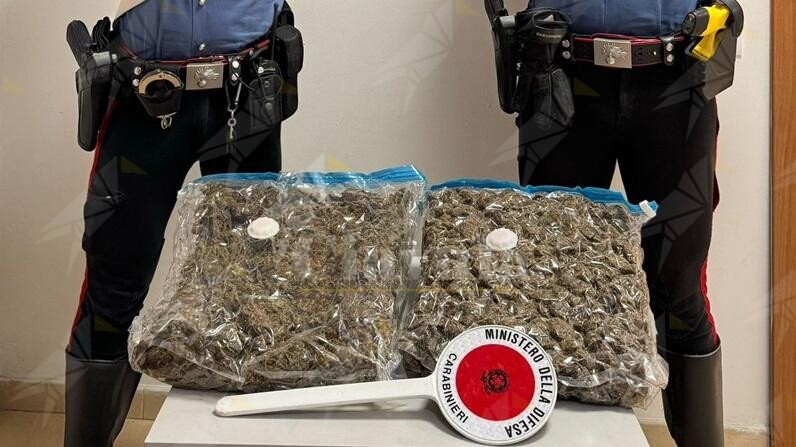 Trasportava in auto 2 kg di marijuana, arrestato un rosarnese