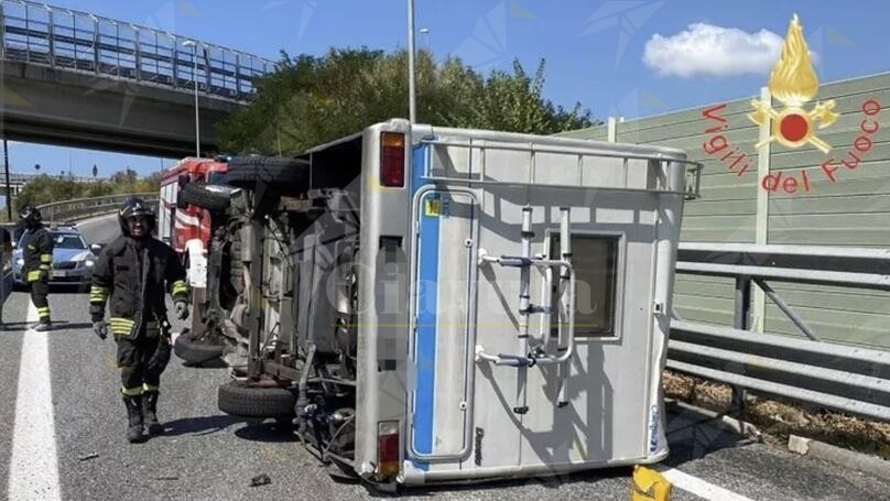 Camper si ribalta sull’A2: ferite 2 persone e traffico temporaneamente deviato