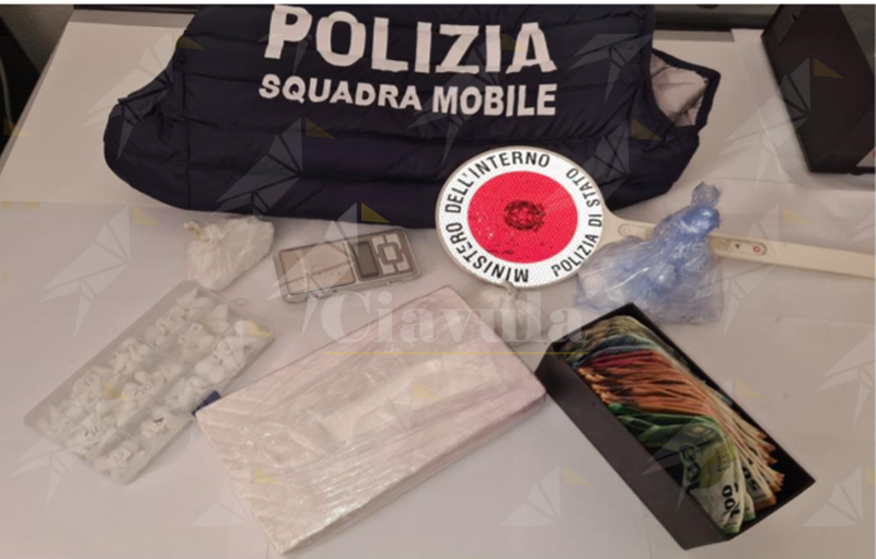 Già ai domiciliari, viene sorpreso con un deposito di cocaina nel garage: arrestato uomo a Isola di Capo Rizzuto