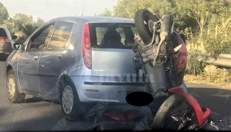 Scontro tra una motocicletta ed un’automobile a Roccella Ionica, un ferito