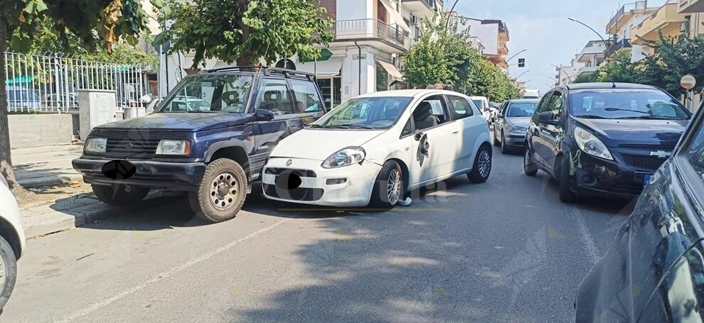 Incidente stradale a Siderno, coinvolte due automobili