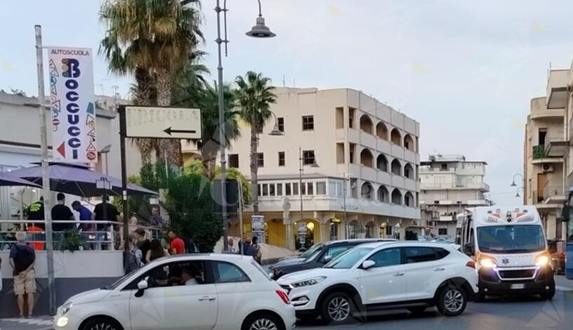 Malore in Piazza Bottari a Caulonia, interviene l’ambulanza