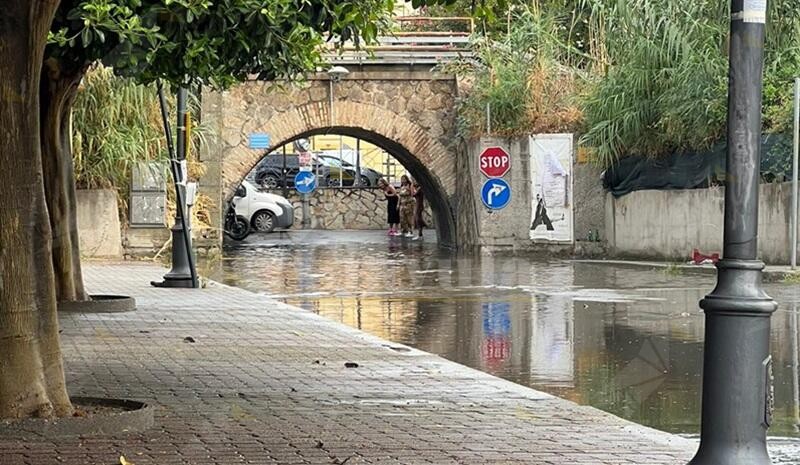 Maltempo, allagato il sottopassaggio ferroviario di Caulonia Marina – FOTO