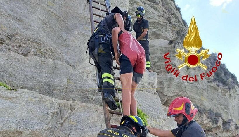 Rimane bloccato a 15 metri d’altezza su una scogliera a Tropea, salvato dai Vigili del Fuoco