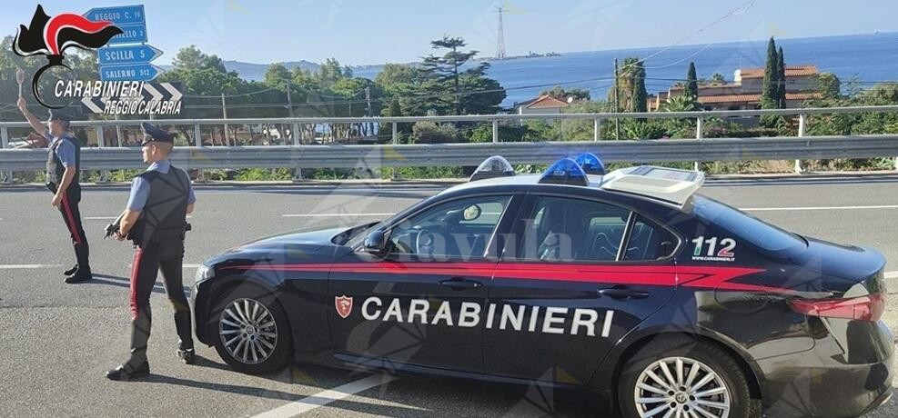 Fuggono dai carabinieri, tamponano due auto e provocano un incidente con tre veicoli