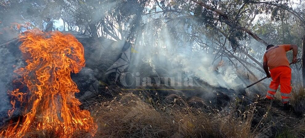 Incendio a Caulonia centro, sul posto la Protezione Civile