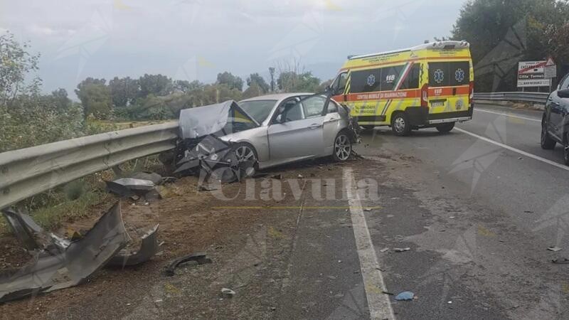 Scontro tra un’auto e un tir sulla SS106: due feriti