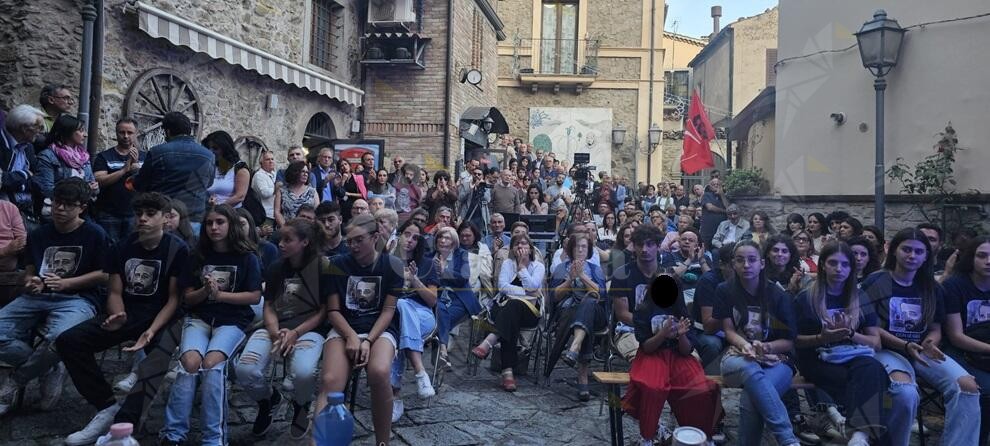 A San Giovanni in Fiore piazza gremita per l’iniziativa “Legalità e Memoria” dedicata a Peppino Impastato