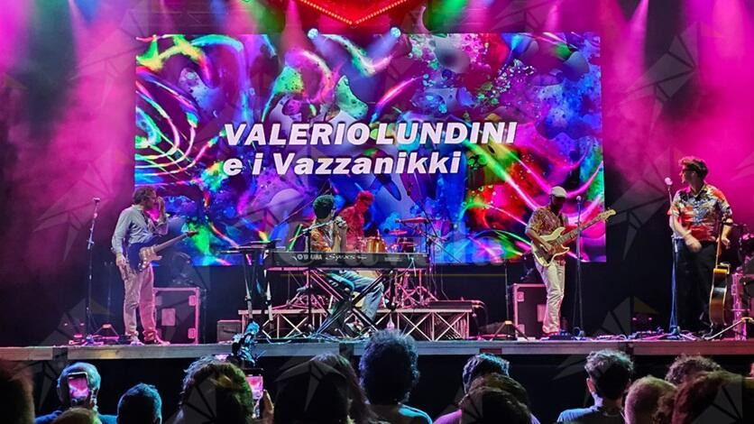 Spettacolo entusiasmante di Valerio Lundini e i Vazzanikki per l’apertura del Reggio Live Fest