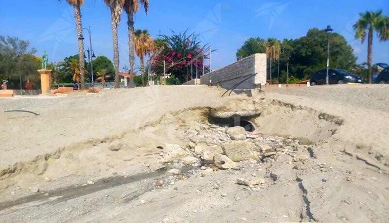 Caulonia, Barbara Cirillo: “Liquami sulla spiaggia e nel mare. Ogni anno così, non lo meritiamo”