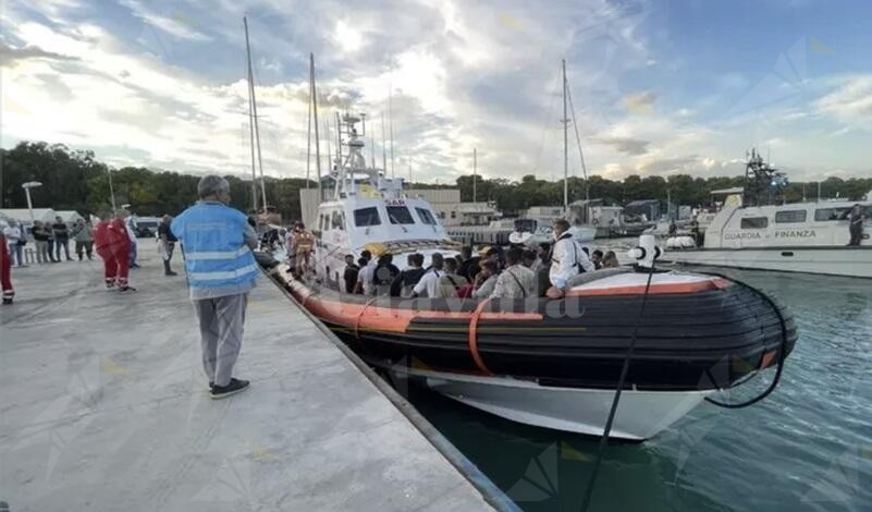 Doppio sbarco nel porto di Roccella Jonica, soccorse 137 persone