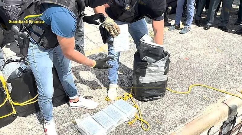 Blitz su un peschereccio a Catania, sequestrati 540 kg di cocaina, 5 arresti