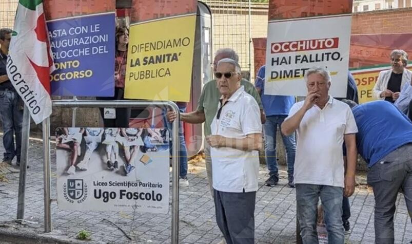 Sit-in di protesta del PD all’ospedale di Cosenza: “Occhiuto si assuma le sue responsabilità”