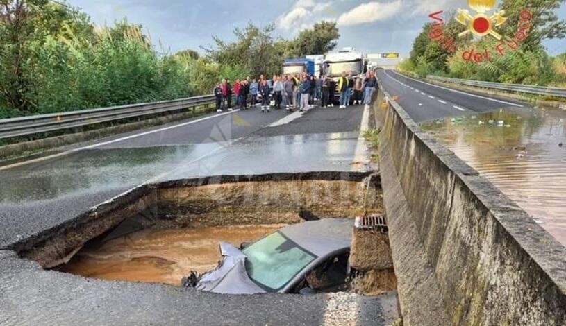 Maltempo in Calabria: auto inghiottita da voragine a Lamezia – video