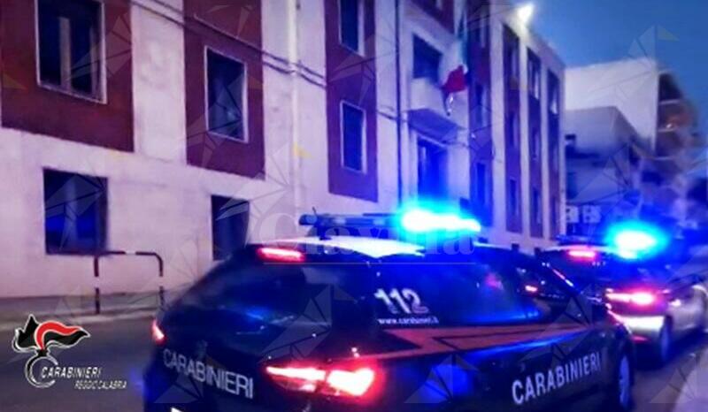 Reggio, ubriaco al volante non si ferma all’alt dei carabinieri e si schianta contro un albero