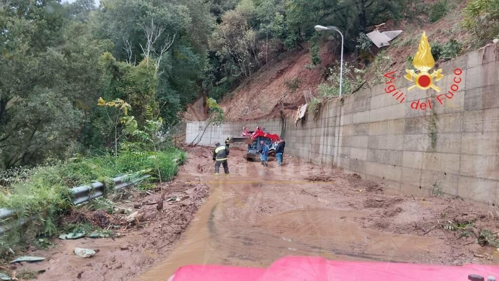 Maltempo, i Vigili del fuoco raggiungono in gommone una cascina isolata