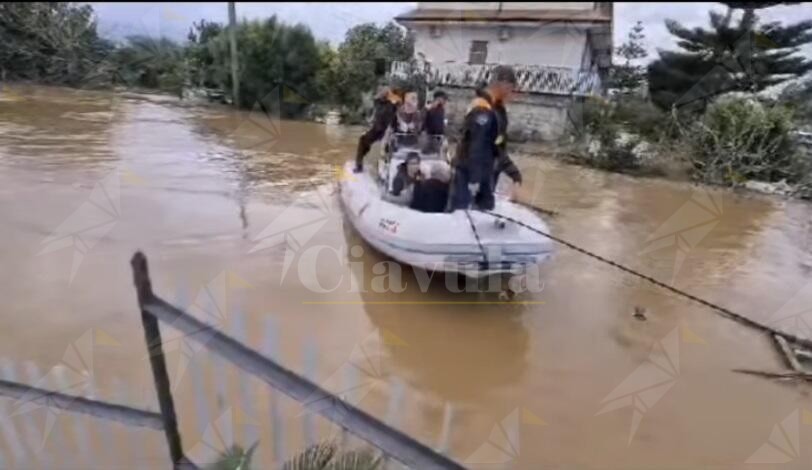 Maltempo, a Lamezia bambini tratti in salvo con i gommoni della Guardia Costiera – VIDEO