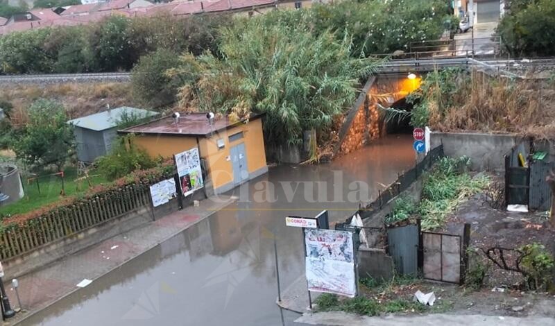 Maltempo a Caulonia, allagato il sottopassaggio ferroviario – FOTO