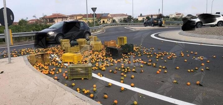 Perduto un carico di arance, rallentamenti sulla statale 106