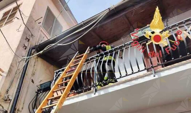 Incendio in una casa a Catanzaro: lievemente intossicate due persone e distrutta parte dell’abitazione