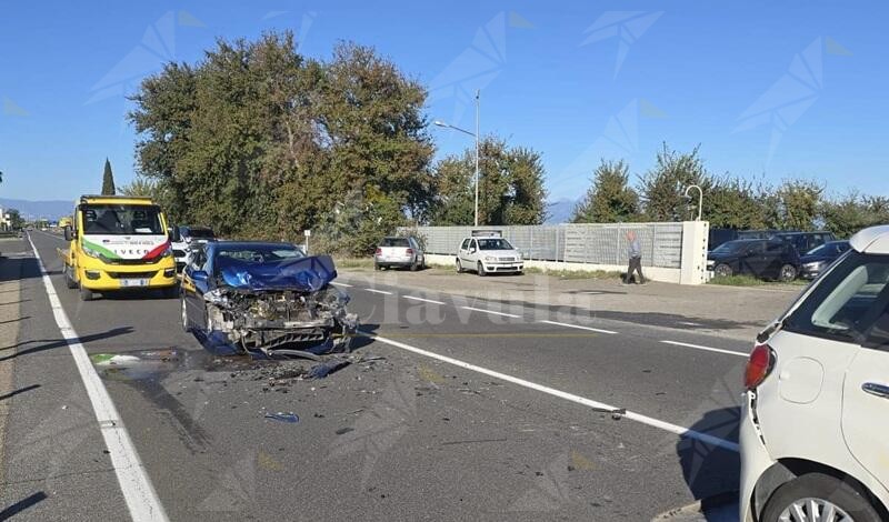 Incidente stradale sulla SS106: tre feriti