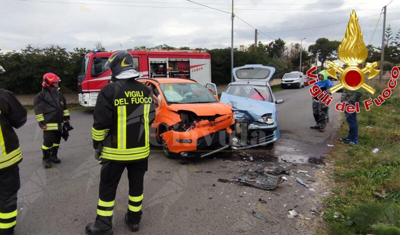 Scontro frontale tra due auto, ferite due donne e una bambina