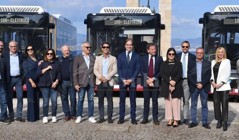 Presentati a Reggio 11 nuovi bus elettrici, il sindaco: “Entro il 2025 l’intero parco mezzi sarà rinnovato”