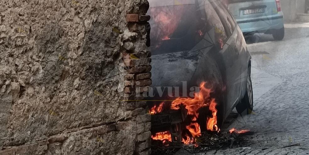 Auto in fiamme nel centro storico di Gioiosa Ionica