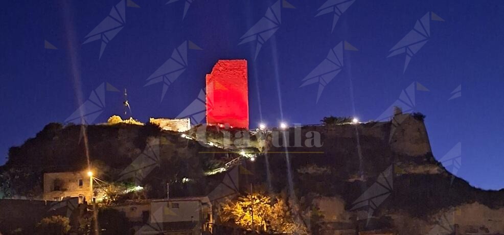 A Sant’Ilario dello Ionio il castello di Condojanni si illumina di rosso per dire “NO” alla violenza sulle donne