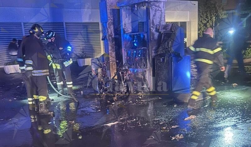 Tragedia sfiorata in Calabria: fanno benzina al motorino e va a fuoco la colonnina