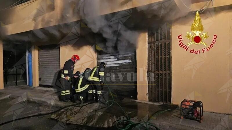 In fiamme un magazzino in Calabria: intervengono i Vigili del Fuoco