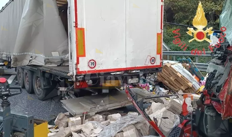 Scontro fra tir sulla A2, necessario intervento dell’elisoccorso