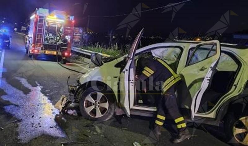 Auto si schianta contro il guardrail: un ferito