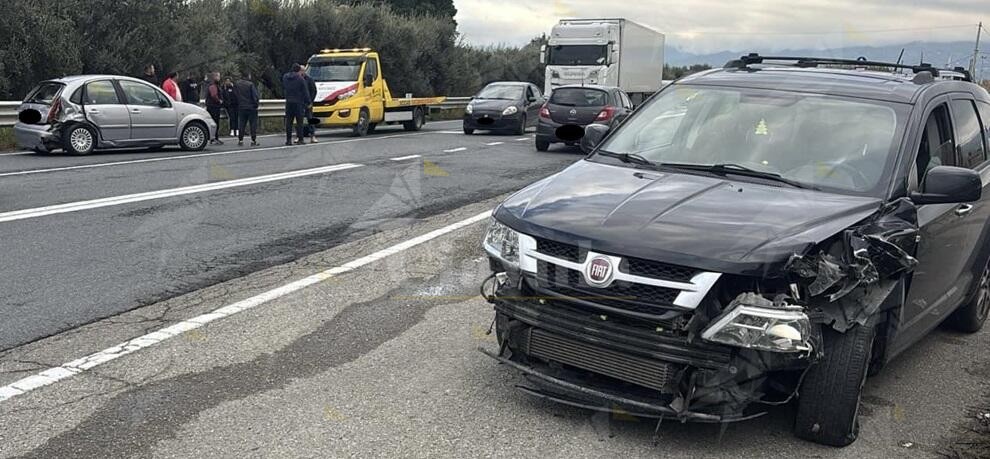 Incidente stradale sulla ss 106, code e rallentamenti