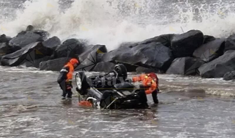 Maltempo in Sicilia, strade come fiumi e auto trascinate in mare