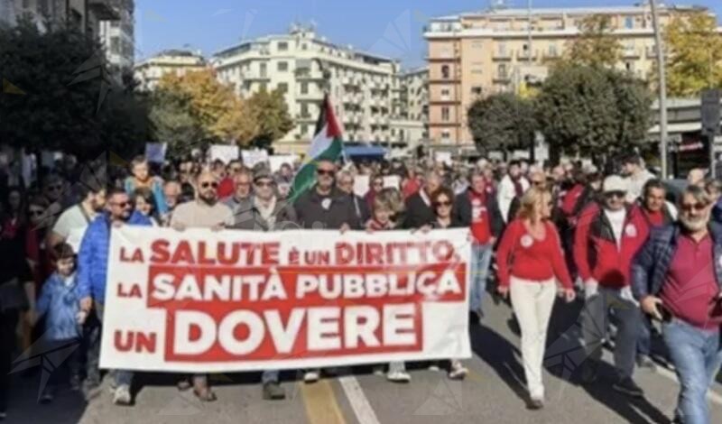 Cosenza, sindacati e cittadini scendono in piazza in difesa della sanità pubblica