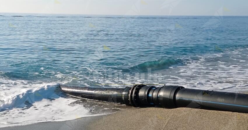 Tubo in mare tra Caulonia e Roccella. I lettori ci scrivono allarmati