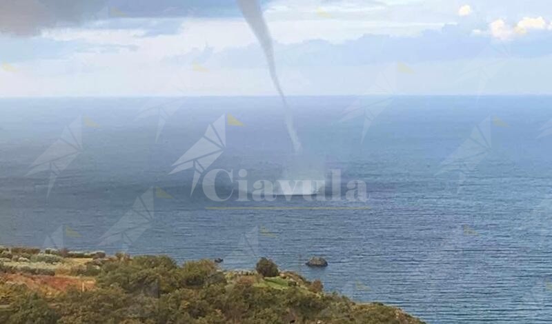 Spettacolare tromba marina sulla costa tirrenica cosentina