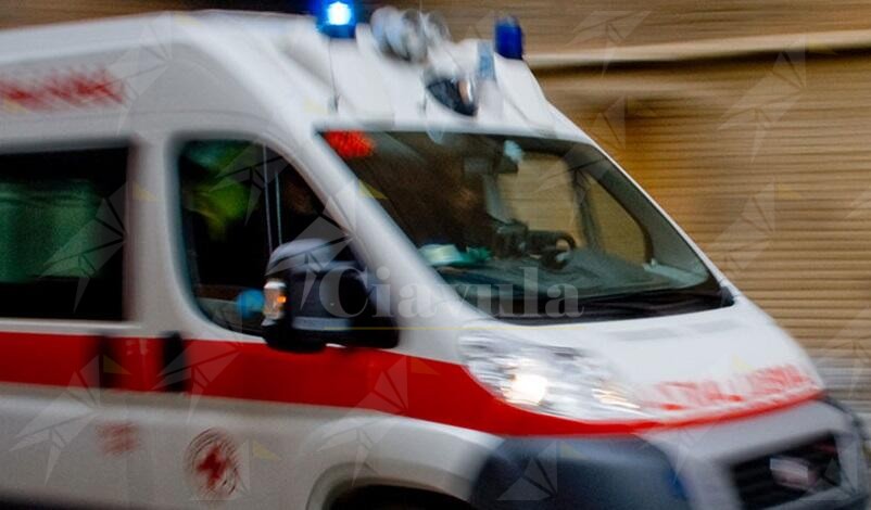 Incidente stradale a Catanzaro: auto si ribalta, ferita una donna