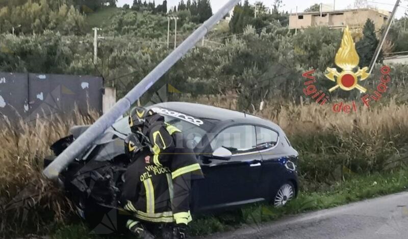 Incidente stradale a Catanzaro, perde il controllo dell’auto e finisce contro un palo della luce