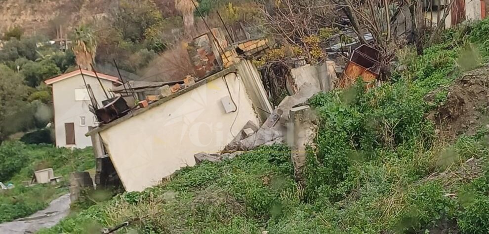 Smottamento in località Maietta a Caulonia: casa “scivola” in strada