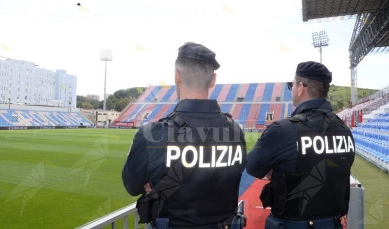 Lancio di fumogeni durante la partita Crotone-Messina, emessi 11 Daspo