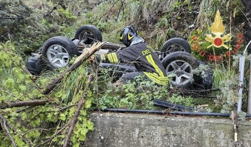 Incidente stradale in Calabria: si ribalta un fuoristrada, ferite due donne