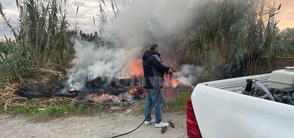 Principio d’incendio in contrada Aguglia di Caulonia, interviene la Protezione Civile