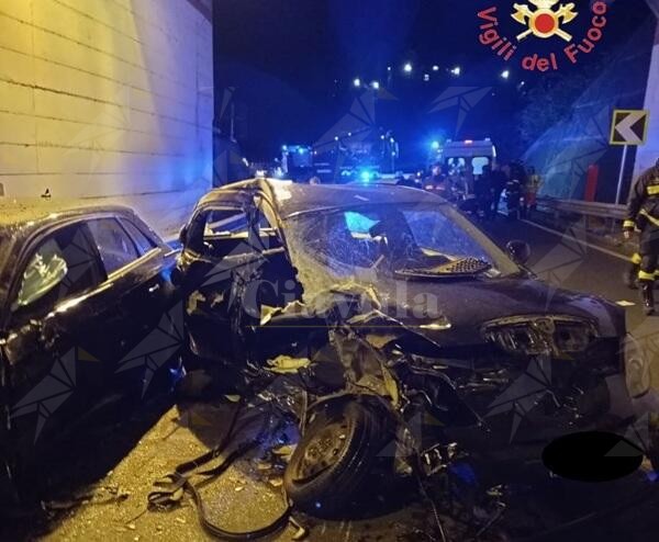 Incidente stradale in una galleria di Catanzaro, perde la vita un 15enne. 6 ragazzi feriti, alcuni sono gravi