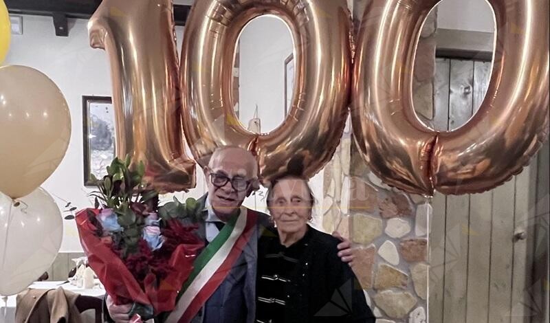 Nonna Erminia spegne 100 candeline, gli auguri dell’amministrazione comunale di Martone