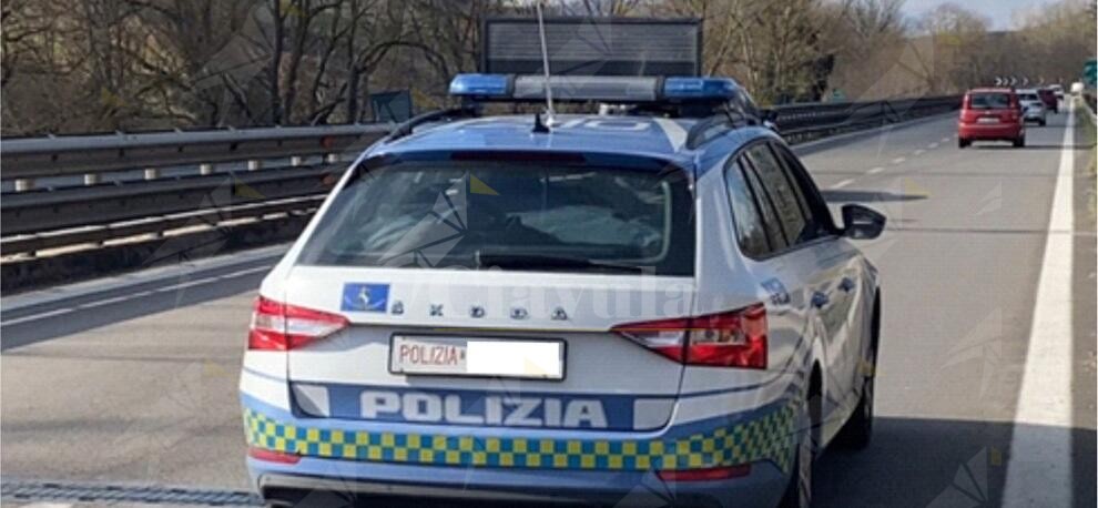 Guida contromano in autostrada e non si accorge di nulla. Evitata una tragedia