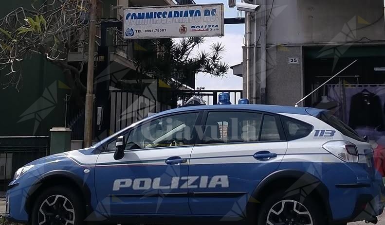 Obbliga con violenza una minore ad avere un rapporto sessuale con lui in un bagno pubblico. Arrestato un 17enne