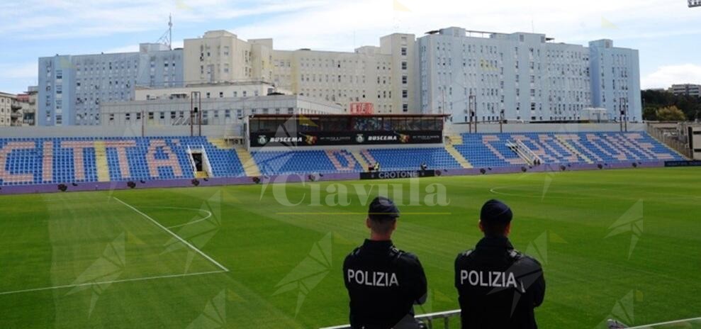 Lanciò una bottiglia contro la curva Sud del Crotone. Daspo per un calciatore del Benevento