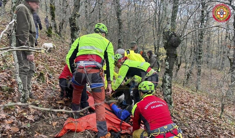 Cacciatore cade nel bosco e si frattura una gamba: salvato dal soccorso alpino